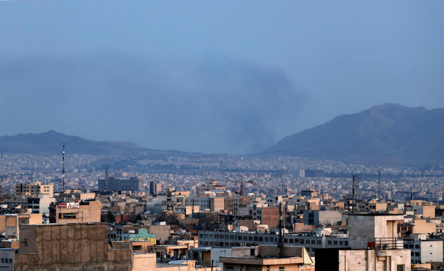 4일(현지시간) 이란 테헤란 시내에서 공습으로 인한 연기가 치솟고 있다. AFP연합뉴스
