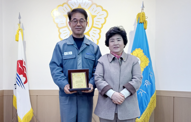 거제시의회는 5일 아이들의 안전한 통학 환경 조성을 위해 사유지를 개방하는 등 오랜 기간 묵묵히 노력해 온 시민 김정수 씨에게 표창을 수여했다. 사무국 제공