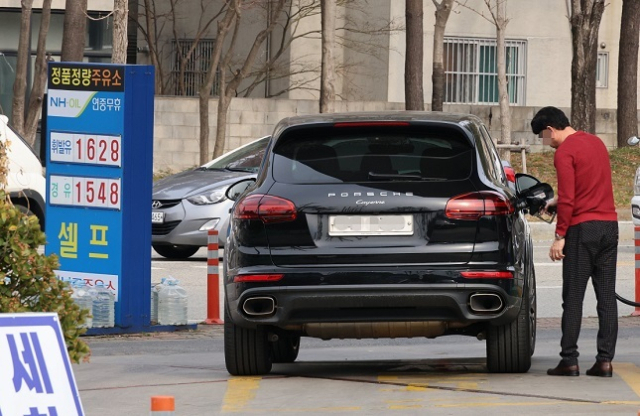 사진은 대전의 한 최저가 주유소에서 한 시민이 주유하는 모습. 연합뉴스