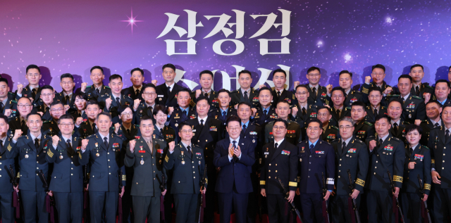 이재명 대통령이 6일 청와대 영빈관에서 열린 2026년 준장 진급 장성 삼정검 수여식에서 진급자들과 기념촬영을 하고 있다. 연합뉴스