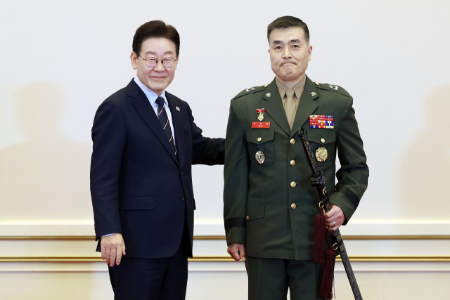 이재명 대통령이 6일 청와대 영빈관에서 열린 2026년 준장 진급 장성 삼정검 수여식에서 박정훈 국방부 조사본부장에게 삼정검을 수여한 뒤 기념촬영을 하고 있다. 연합뉴스
