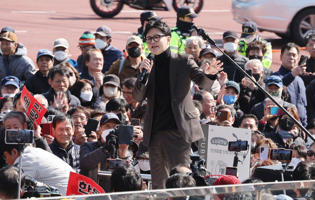 한동훈 전 국민의힘 대표가 7일 부산 북구 구포시장을 방문, 무대에 올라 지지자들에게 인사하고 있다. 이재찬 기자 chan@