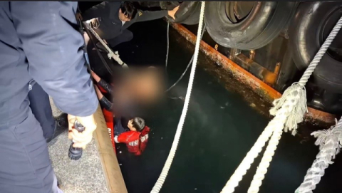 마산항 인근 바다에 50대 남성 2명 추락