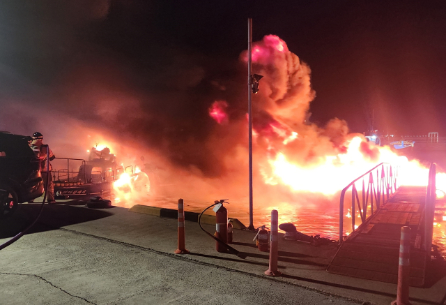 7일 오후 11시 50분께 거제시 남부면 대포항 내 계류용 뗏목에서화재가 발생했다. 통영해양경찰서 제공