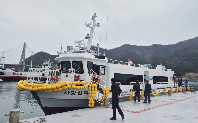 통영시 사량도를 잇는 신규 도선 ‘사량산타호’가 6일부터 운항에 들어갔다. 통영시 제공