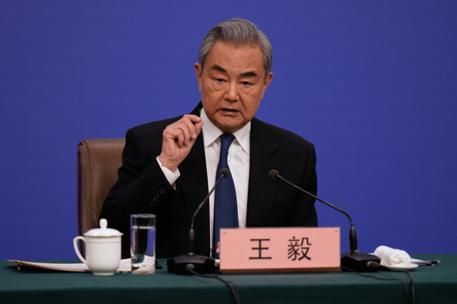 왕이 중국 외교부장이 8일 베이징 미디어센터에서 발언하고 있다. AP연합뉴스