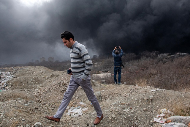 3월 8일 이란 테헤란 북서쪽 지역에서 이스라엘과 미국이 밤사이 합동으로 석유 저장 탱크를 공습해 연기 기둥이 솟아오르고 있다. UPI 연합뉴스