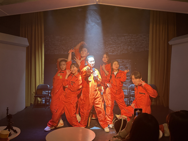 지난 7일 부산 어댑터씨어터 1관에서 열린 뮤지컬 ‘웁스(Oops!)’ 공연이 끝나고 배우들이 촬영 포즈를 잡고 있다. 김준현 기자 joon@