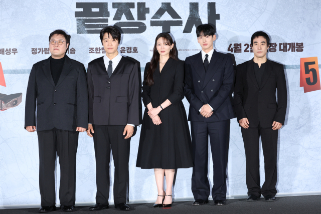 배우 윤경호(왼쪽부터), 조한철, 이솜, 정가람, 배성우가 9일 서울 용산구 CGV 용산점에서 열린 영화 '끝장수사' 제작발표회에서 포즈를 취하고 있다. 연합뉴스