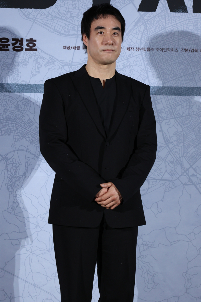 배우 배성우가 9일 서울 용산구 CGV 용산점에서 열린 영화 '끝장수사' 제작발표회에서 포즈를 취하고 있다. 연합뉴스