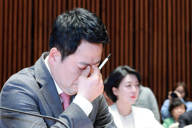 국민의힘 장동혁 대표가 9일 국회에서 열린 의원총회에 참석해 눈가를 만지고 있다. 연합뉴스