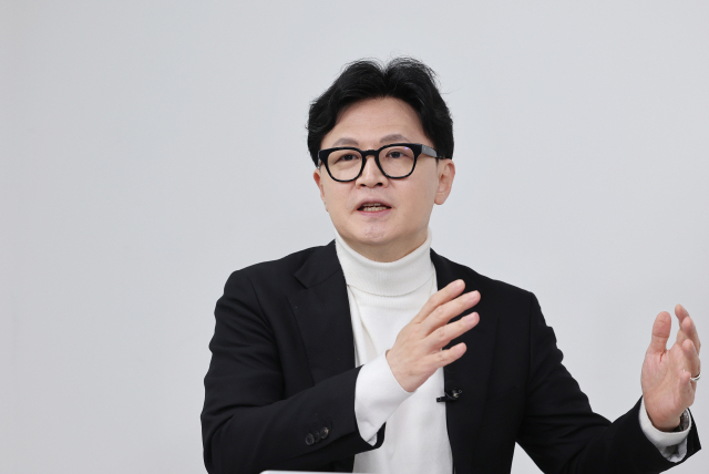 한동훈 전 국민의힘 대표가 8일 부산일보사 TV방송국 스튜디오에서 인터뷰를 하고 있다. 정종회 기자 jjh@