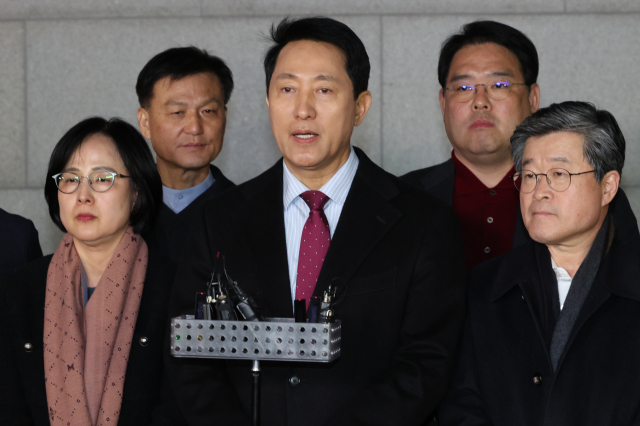 국민의힘이 당 노선을 논의하는 긴급 의원총회를 열어 '윤 어게인' 반대 등의 내용을 담은 결의문을 채택한 9일 오세훈 서울시장이 서울 중구 한 식당을 나서며 입장을 밝히고 있다. 연합뉴스