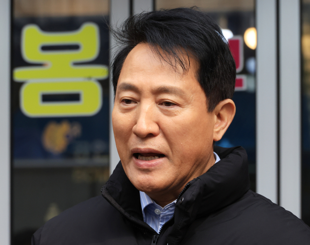 오세훈 서울시장이 9일 전월세 청년 주거난 관련 현장 점검을 위해 서울 동대문구 휘경동 1인 가구 밀집 지역을 방문해 대학생, 취업준비생, 공인중개사 등과 주변을 돌아보고 취재진의 질문에 답하고 있다. 연합뉴스