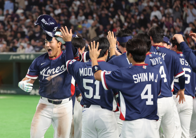 9일 일본 도쿄돔에서 열린 2026 월드베이스볼클래식(WBC) C조 조별리그 최종전 대한민국과 호주의 경기. 9회초 1사 3루 한국 안현민이 희생 플라이 아웃으로 3루 주자 박해민이 홈인하자 동료들과 기뻐하고 있다. 연합뉴스