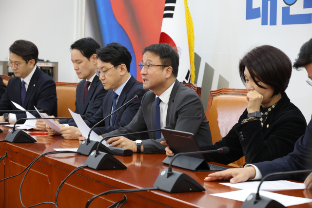 더불어민주당 한병도 원내대표가 10일 국회에서 열린 원내대책회의에서 발언하고 있다. 연합뉴스