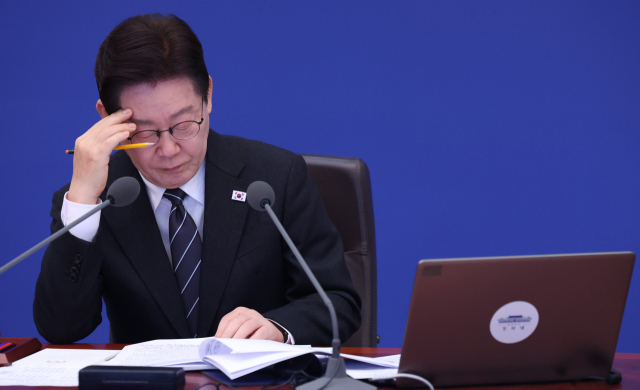 이재명 대통령이 10일 청와대에서 열린 국무회의에서 구윤철 부총리 겸 재정경제부 장관의 중동 상황 관련 대응 현황 보고를 듣고 있다. 연합뉴스