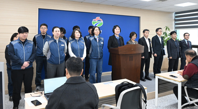 김현미 거창군 부군수 등 공무원 10여 명은 10일 군청 브리핑룸에서 기자회견을 열고 공무원 대상 협박 및 폭언 행위를 강력 규탄했다. 거창군 제공