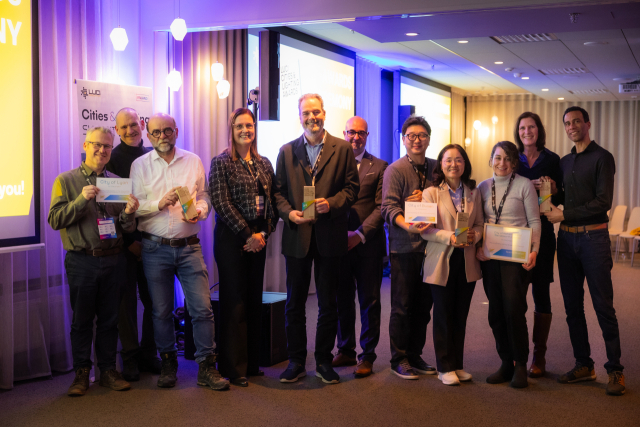 부산시 미래디자인본부 문정주(오른쪽 4번째) 본부장이 지난달 핀란드에서 열린 루시 도시조명상 시상식에서 수상 도시 대표들과 기념 촬영을 하고 있다. Kota Collective- LUCI Cities & Lighting Summit Oulu 2026