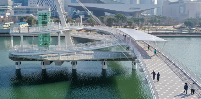 부산 수영강 휴먼브리지 위로 시민들이 산책을 즐기고 있다. 김종진 기자 kjj1761@