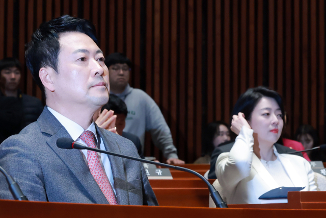 국민의힘 장동혁 대표가 9일 국회에서 열린 의원총회에 참석해 송언석 원내대표 발언을 듣고 있다. 장 대표 오른쪽은 서울시당위원장인 배현진 의원. 연합뉴스