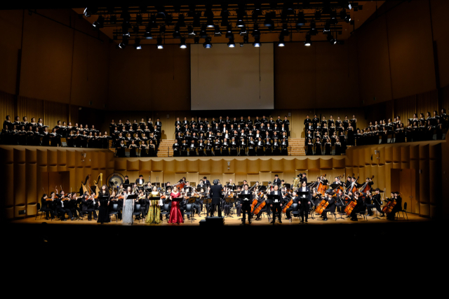 지난 1월 낙동아트센터 개관을 축하하기 위해 열린 ‘낙동의 첫울림: 낙동강 팡파레과 말러 교향곡 8번’ 클래식 공연 모습. 낙동아트센터 제공
