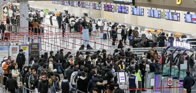 김해공항의 지난달 승객 증가폭이 국내 주요 공항 중 가장 컸다. 설 연휴를 앞둔 지난달 12일 김해공항이 여행객들로 붐비고 있다. 김종진 기자 kjj1761@