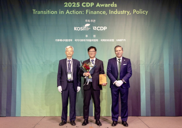 한국가스공사, 2025 CDP Korea Awards ‘탄소경영 섹터 아너스’ 수상 기념사진. (왼쪽부터) 장지인 CDP 한국위원회 위원장, 김환용 가스공사 안전기술부사장, 호세 오르도네스 CDP 글로벌 APAC 총괄대표. 가스공사 제공