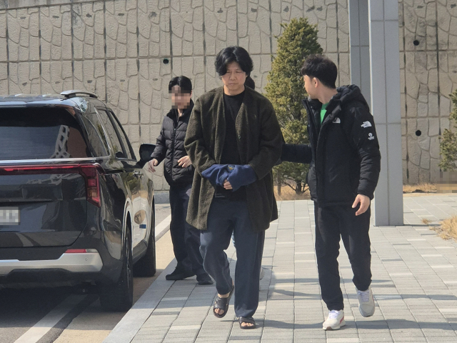 10일 춘천지법 속초지원에 밴드 시나위 보컬 김바다가 구속 전 피의자 심문(영장실질심사)을 받기 위해 출석하고 있다. 춘천지법 속초지원은 이날 오후 2시께 마약류 관리에 관한 법률 위반 혐의로 청구된 김씨에 대한 구속 전 피의자 심문을 진행한다. 연합뉴스