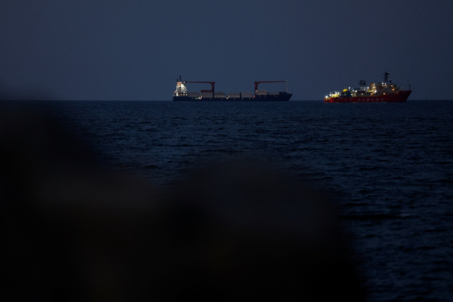 미국·이스라엘과 이란 간 전쟁으로 호르무즈 해협의 교통량이 감소한 가운데 10일(현지시간) 오만 무스카트항에 컨테이너선과 지반조사선 등이 정박해 있다. 로이터 연합뉴스