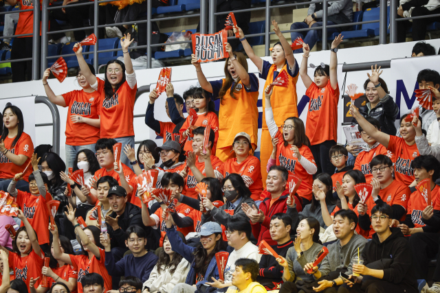 지난 1일 OK저축은행의 홈구장인 강서체육관을 가득 채운 관중들. OK저축은행 제공