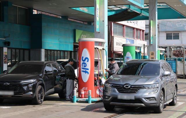 이번 주 ‘석유 최고가격제’ 시행을 앞두고 지난 10일 서울 시내 휘발유 1800원 초반대 주유소에서 시민들이 차량에 주유하고 있다. 연합뉴스
