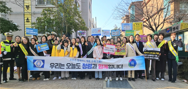 통영교육지원청은 10일 오전 죽림초등학교와 제석초등학교 일원에서 ‘청렴 오예! 등굣길 합동 청렴 캠페인’를 펼쳤다. 통영교육지원청 제공