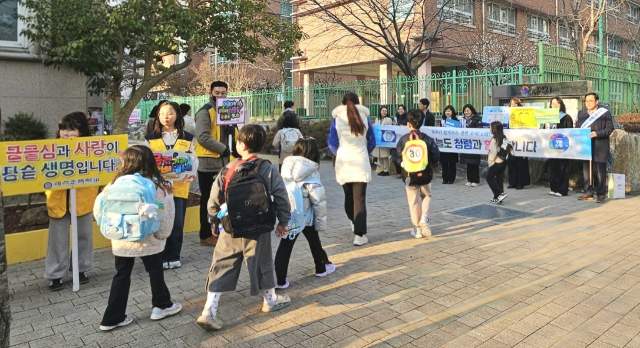 통영교육지원청은 10일 오전 죽림초등학교와 제석초등학교 일원에서 ‘청렴 오예! 등굣길 합동 청렴 캠페인’를 펼쳤다. 통영교육지원청 제공