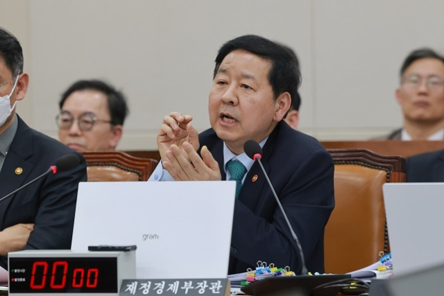 구윤철 부총리 겸 재정경제부 장관이 11일 국회에서 열린 재정경제기획위원회에서 의원 질의에 답하고 있다. 연합뉴스