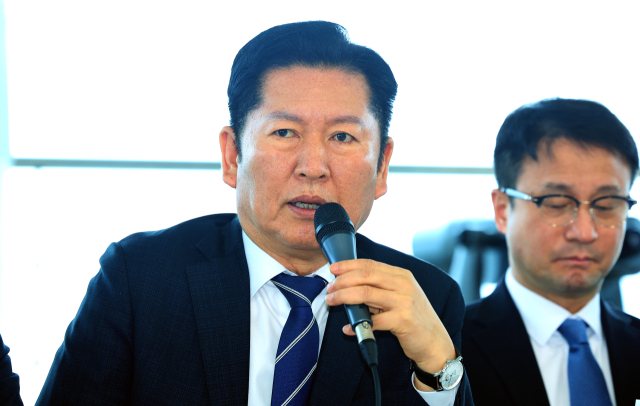 더불어민주당 정청래 대표가 11일 인천 강화군 강화평화전망대에서 열린 인천 현장 최고위원회의에서 발언하고 있다. 연합뉴스