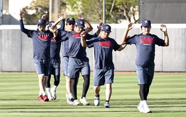 WBC 8강전 경기를 앞둔 한국 야구대표팀 선수들이 11일(현지시간) 미국 플로리다주 마이애미 FIU 베이스볼 스타디움에서 훈련을 하고 있다. 연합뉴스