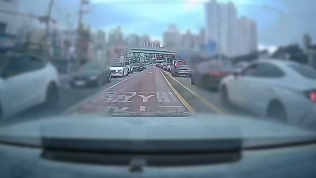 부산 해운대구에서 교통 사고를 처리하던 경찰관들이 신속한 판단으로 역주행을 감행하며 아이를 응급실까지 무사히 옮겼다. 사진은 당시 경찰차 내 블랙박스 영상 캡쳐. 부산경찰청 제공