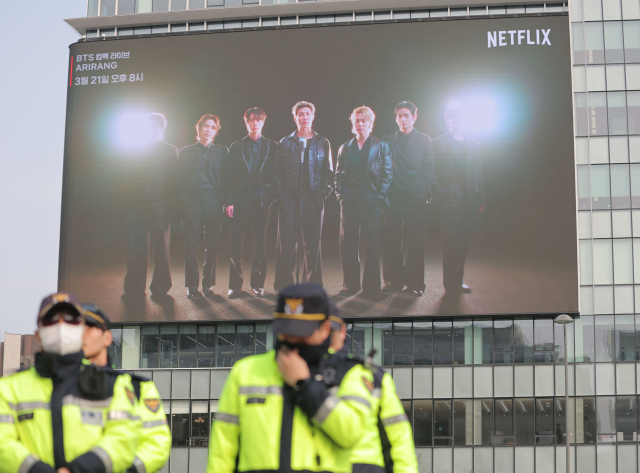 11일 서울 광화문광장 KT WEST 사옥 전광판에 오는 21일 열리는 BTS 공연에 대한 홍보 영상이 재생되고 있다. 연합뉴스