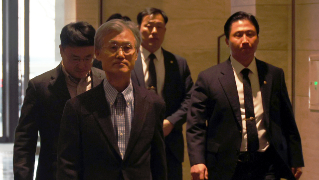 조희대 대법원장이 12일 오후 충북 제천의 한 리조트에서 열린 전국 법원장 간담회 뒤 마련된 만찬장으로 들어서고 있다. 연합뉴스