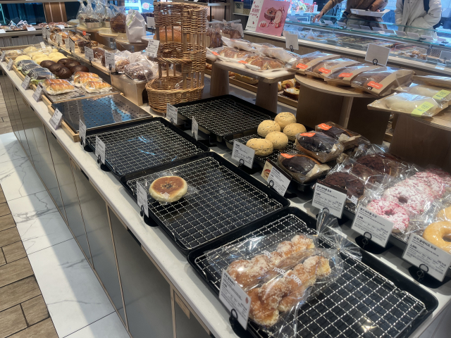 12일 방문한 부산 연제구의 한 뚜레쥬르 매장은 빵값 인하 첫날을 맞아 손님들로 붐볐고, 일부 할인 품목 매대는 비어 있었다. 양보원·유승호 기자