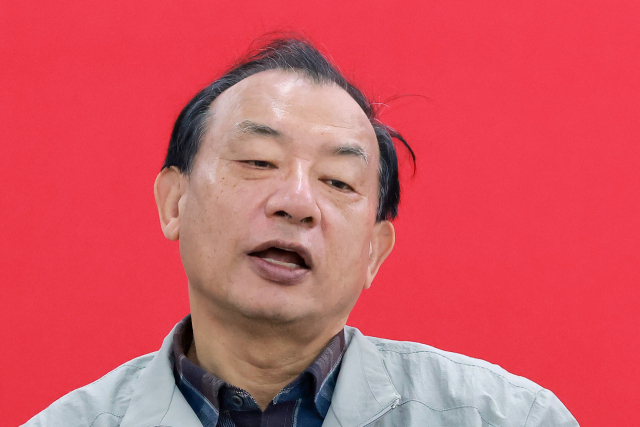 국민의힘 이정현 공천관리위원장이 12일 서울 영등포구 여의도 중앙당사에서 공관위 회의와 6·3 지방선거 공천 면접 심사를 앞두고 기자들과 대화를 나누고 있다. 연합뉴스