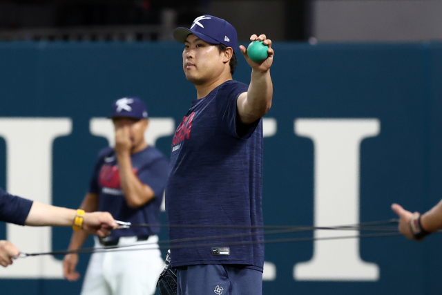 대한민국 야구 대표팀 류현진이 월드베이스볼클래식(WBC) 준준결승을 하루 앞둔 12일(현지시간) 미국 플로리다주 마이애미 론디포파크에서 열린 훈련에서 몸을 풀고 있다. 연합뉴스