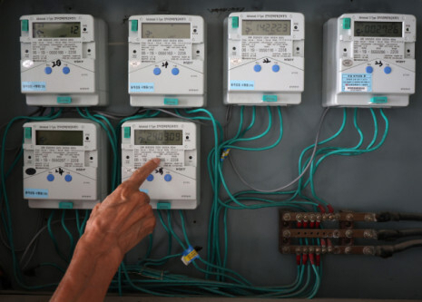 서울 시내 한 빌라에서 관계자가 전기계량기를 살펴보고 있다. 연합뉴스