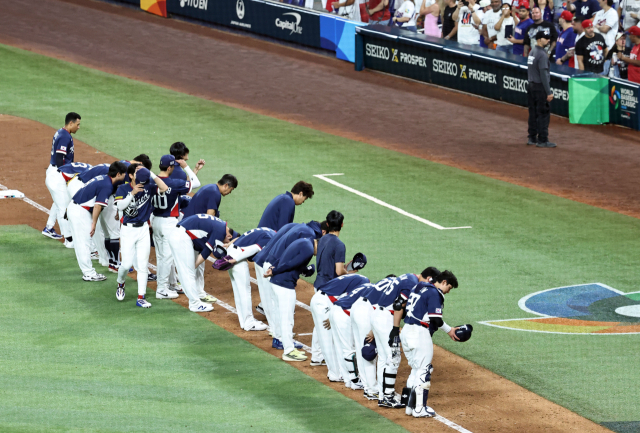 13일(현지시간) 미국 플로리다주 마이애미 론디포파크에서 열린 월드베이스볼클래식(WBC) 대한민국과 도미니카공화국의 준준결승전 경기. 7회말 2사 1, 3루 도미니카 웰스에게 3점 홈런을 허용하며 콜드게임 패한 한국 선수들이 관중들에게 인사하고 있다. 연합뉴스