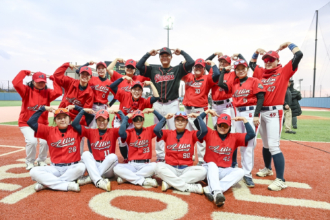 ‘부산올인여자야구단’ 선수들이 블랙퀸즈와의 시합을 마치고 상대팀 코치와 기념촬영하고 있다. ‘부산올인여자야구단’ 제공