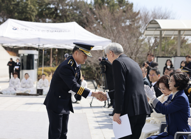 김종철 경남경찰청장은 지난 14일 창원시 마산회원구 국립3·15민주묘지에서 열린 ‘3·15의거 희생자 추모제’에 참석해 경찰 대표로서 유가족과 시민들에게 공식 사과하고 있다. 경남경찰청 제공