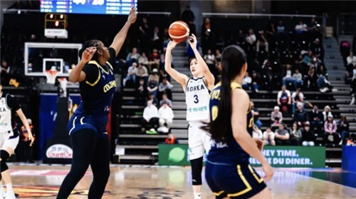 3점을 던지고 있는 국가대표 슈터 강이슬. FIBA 제공