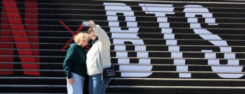 ‘아미’ 마음 잡아라…BTS 공연 앞두고 유통가 ‘보랏빛 마케팅’ 총력전