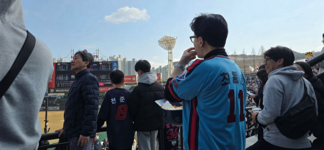 한동훈 전 대표가 지난 14일 부산 사직구장을 찾아 야구 경기를 관람하고 있다. 한 전 대표 SNS 캡쳐